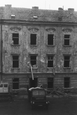 152) Sirková ul. - bourání domu. Foto Z. Šůcha,12. 2. 1987